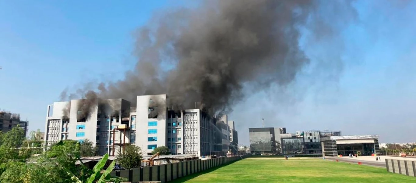 Ινδία: Ξέσπασε πυρκαγιά σε εργοστάσιο παραγωγής εμβολίων κορωνοϊού - Στους 5 οι νεκροί